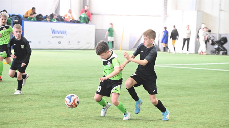 Побачили дорослих динамівців, зіграли з юними. Вихідні у столиці для первомайських футболістів