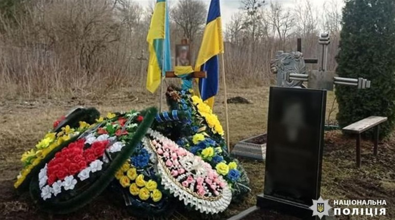 На Черкащині підлітки наругалися над могилою загиблого героя, щоб зняти відео в Тікток