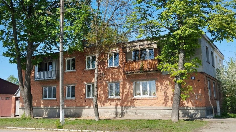 Дитині на голову посипалась цегла з даху багатоквартирного будинку. Чому це трапилось?