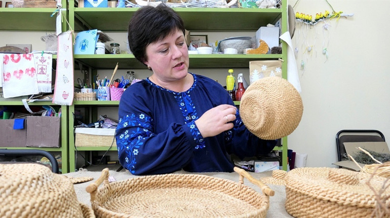 «Не я обрала його, а він мене». Майстриня зі Слоута одна з небагатьох в Україні плете з кореня сосни