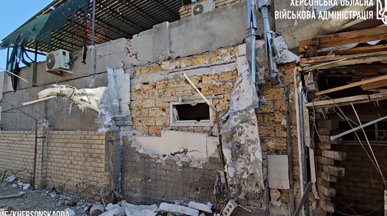 На Херсонщині армія рф поцілила у житлові квартали, медичний та навчальний заклади