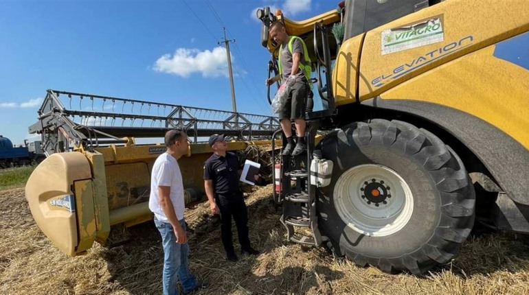 На Рівненщині рятувальники продовжують опікуватися безпекою жнивної кампанії 2022 року