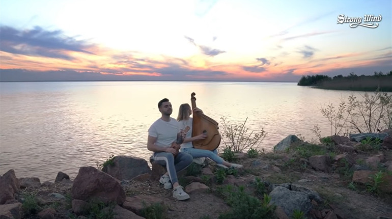 Somewhere Over The Rainbow на бандурі та окулеле — слухаємо черговий кавер від херсонки та киянина
