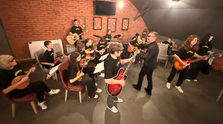 Слухали музику та вірші Вінграновського і донатили. У Первомайську відбулись літературні читання