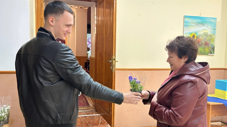 У Біляївці відбувся захід до 8 березня: нагородження, запальні виступи та квіти на вході