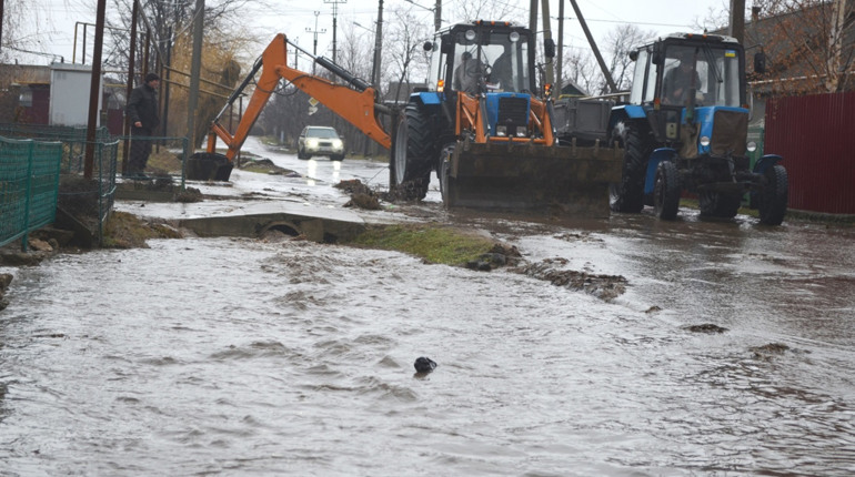 Вулицю Київську у Біляївці затопило водою: що відбувається
