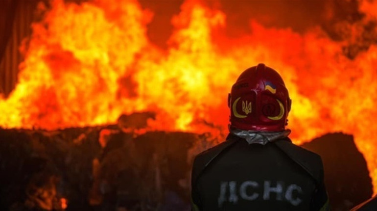 У Шосткинському районі внаслідок обстрілу росіянами сталася пожежа в житловому секторі