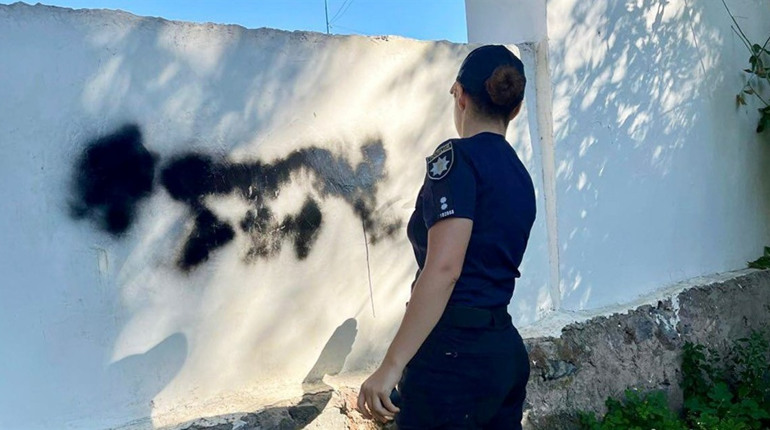 У Звягелі поліцейські знищували наркорекламу