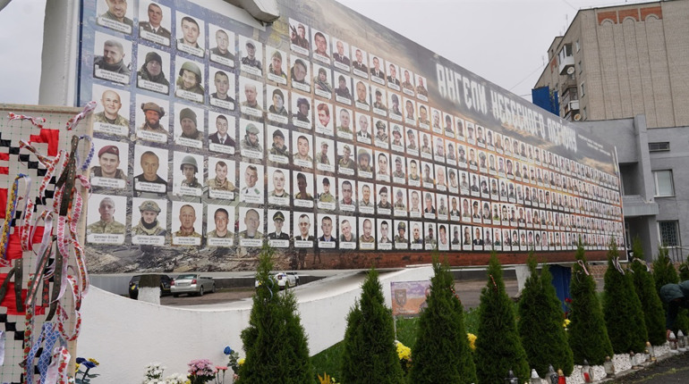 Що міська рада відповіла на запит редакції щодо розміщення фото на стелі пам’яті в Барі