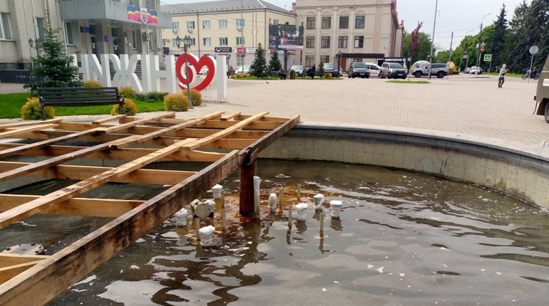 У Ніжині розконсервовують центральний фонтан...