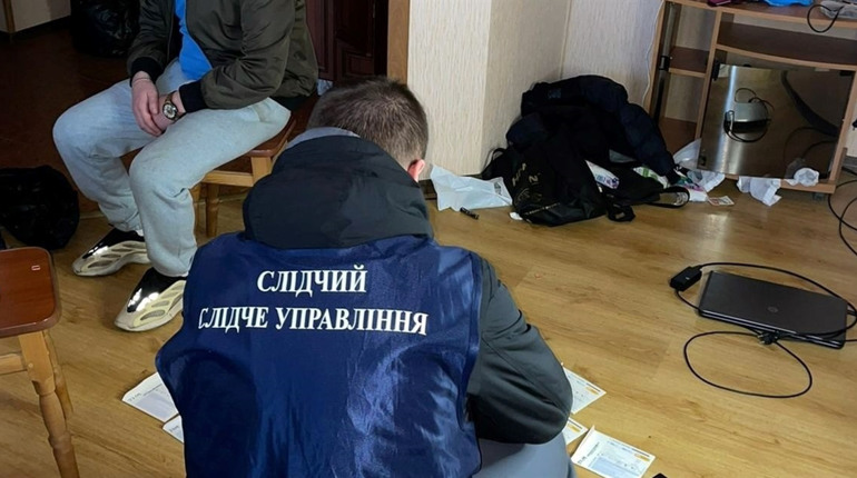 Затримали групу осіб, які обманювали людей, продаючи через інтернет не існуючі товари (відео)