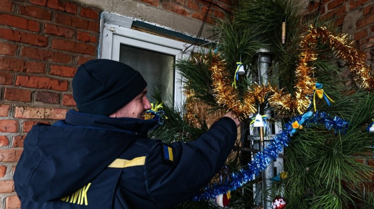 Гільзи та ворожий "Ураган". Бійці ДСНС в Оріхові зробили незвичайну новорічну ялинку