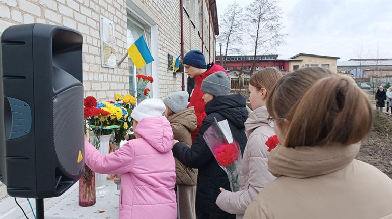 На фасаді гімназії №9 відкрили меморіальну дошку на честь загиблого вчителя Максима Левковського