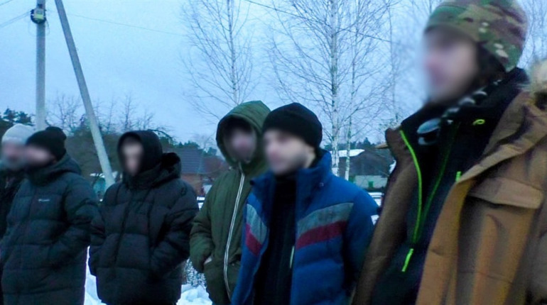 Житель Сарн намагався переправити за кордон вісьмох чоловіків