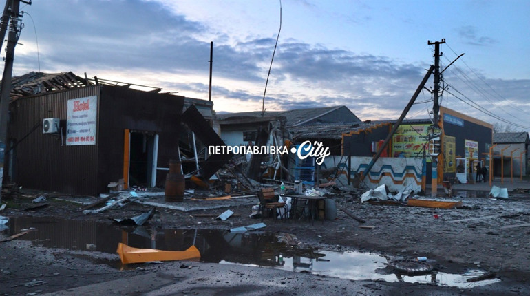 У Петропавлівці дрон-камікадзе влучив у будівлю хостелу та кав’ярні: є поранені (ВІДЕО)