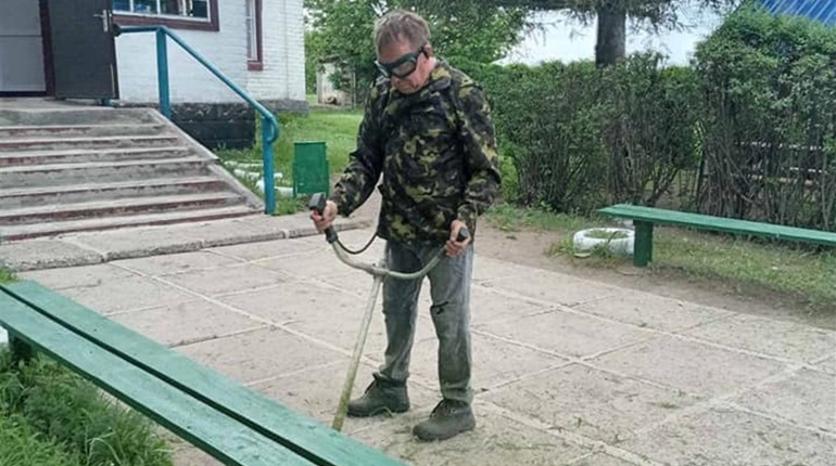 Новознам'янські працівники культури на толоці прибирають біля клубу