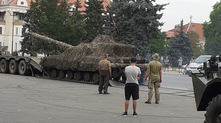 Бетеери і танки вже під мерією
