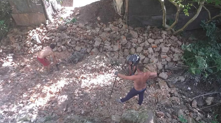 Від сміття, яким кременчани наповнили потік Ірву, обвалюється стіна Францисканського монастиря