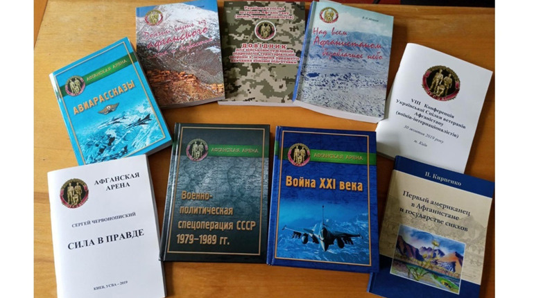Дачник подарував у Єрківецьку бібліотеку дев’ять книг