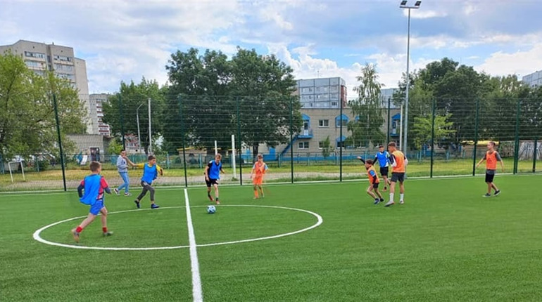 Подарунок до свята юним футболістам: у Нетішині відкрили ще один спортивний майданчик