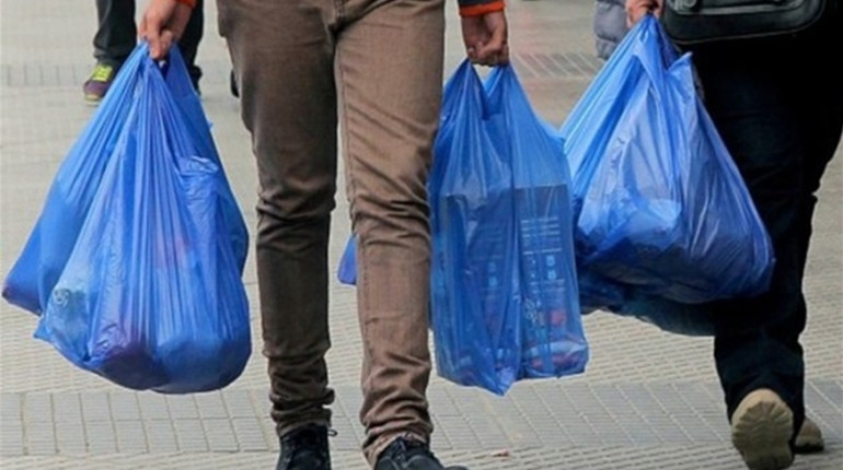 В Україні заборонять продавати та роздавати пластикові пакети: що потрібно знати фастівчанам