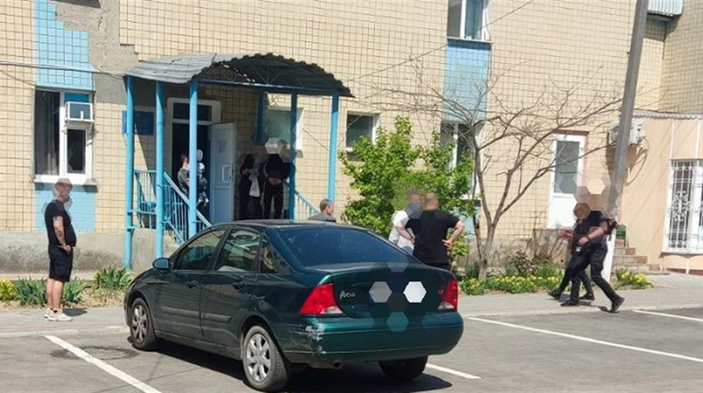 На Одещині у поліклініці чоловік прийшов на прийом і погрожував людям зброєю