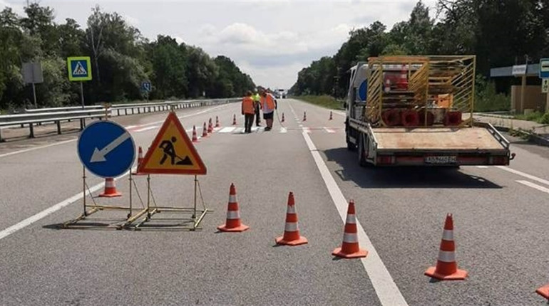 У Звягельському районі на трасі поновлюють червоно-білі "зебри" та замінюють дорожні знаки