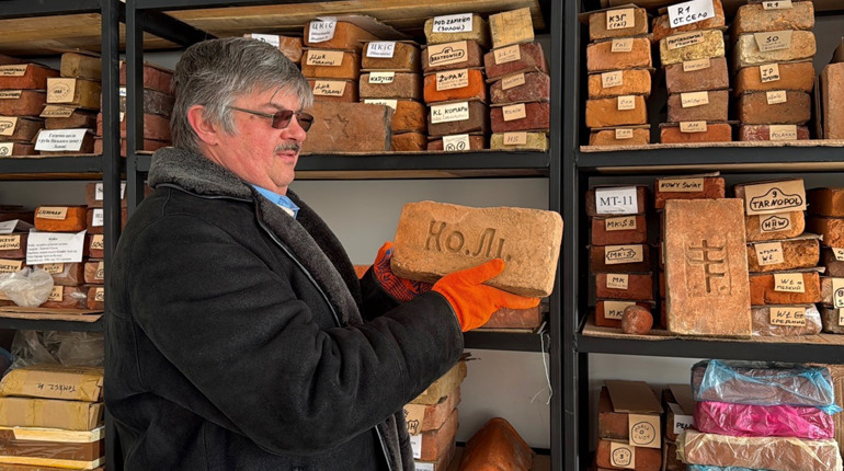 «Адже це все треба врятувати»: історія колекціонера цегли та черепиці зі Львова Олександра Волкова