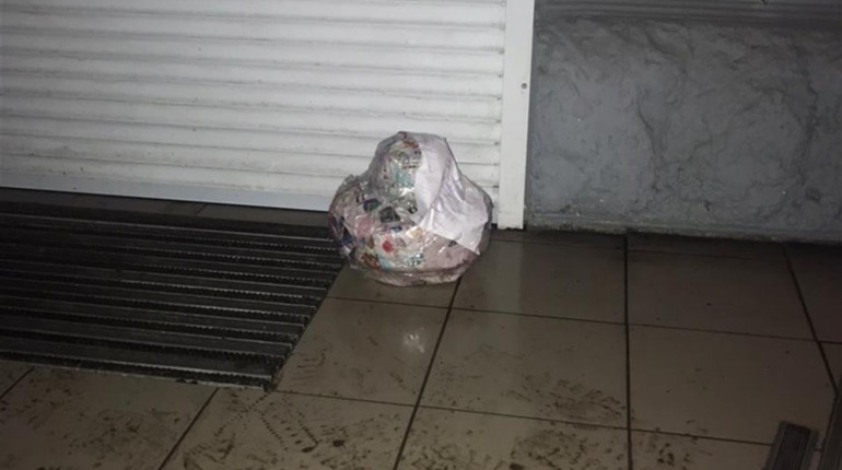 У центрі Херсона біля банку невідомий залишив щось схоже на протитанкову міну, обгорнуте у папір