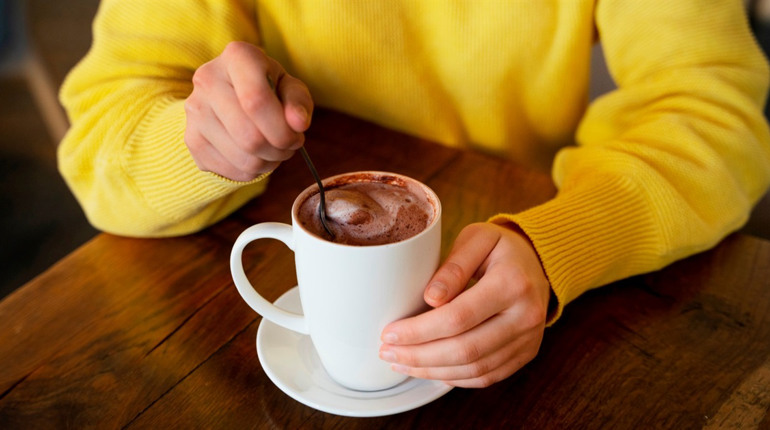 3 напої, які зігріють узимку: какао з вершками, гарячий шоколад і кава з корицею