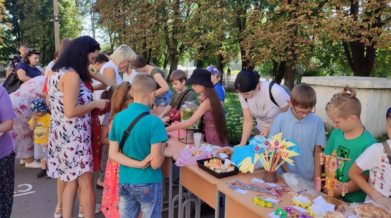 Співали у караоке та продавали смаколики: у НВК №9 провели благодійний ярмарок