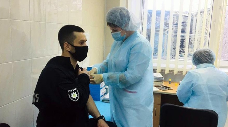 Полицейских начали вакцинировать от COVID-19