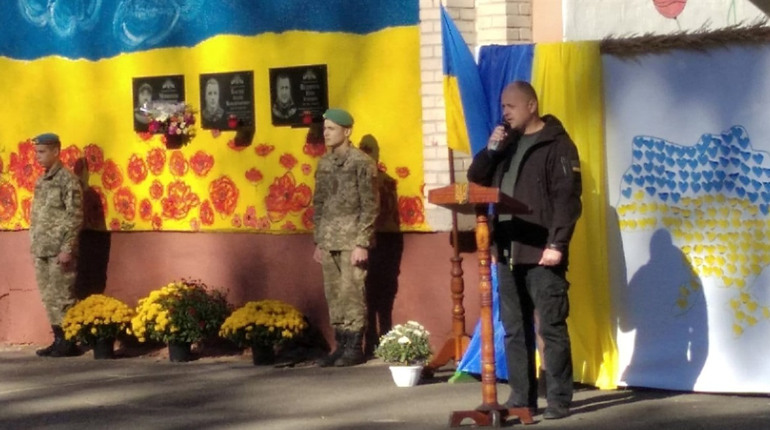 В Антонівці увіковічнили імена героїв та ярмаркували для ЗСУ