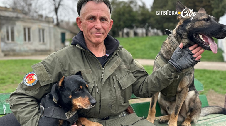Чотирилапі бійці: як одеські собаки виявляють вибухівку та знаходять людей під завалами