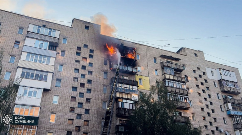 Пожежа у висотці Шостки: рятувальники запобігли масштабному займанню багатоповерхівки