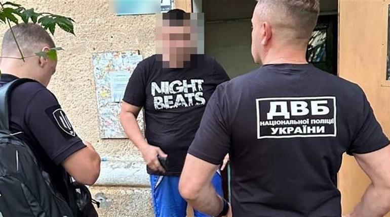 Одеський поліцейський в робочий час за 8 тис доларів щомісяця охороняв бізнесмена: схема керівника