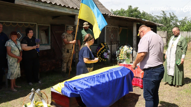 На щиті: у селі Хороше в останню путь провели Героя України Юрія Гопку (ВІДЕО)