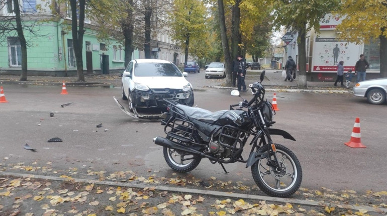 У Шостці поліція встановлює обставини кількох автопригод, що відбулись протягом вихідних