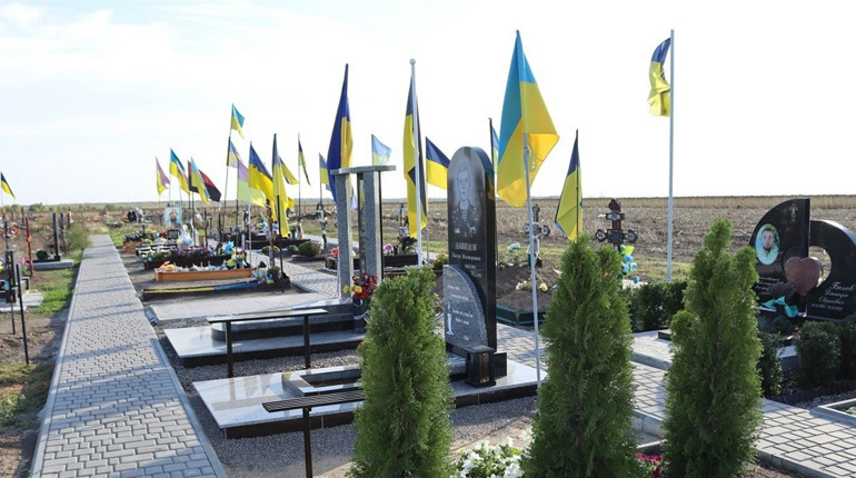 Первомайський бюджет поступово компенсує родинам витрати на пам’ятники полеглим захисникам