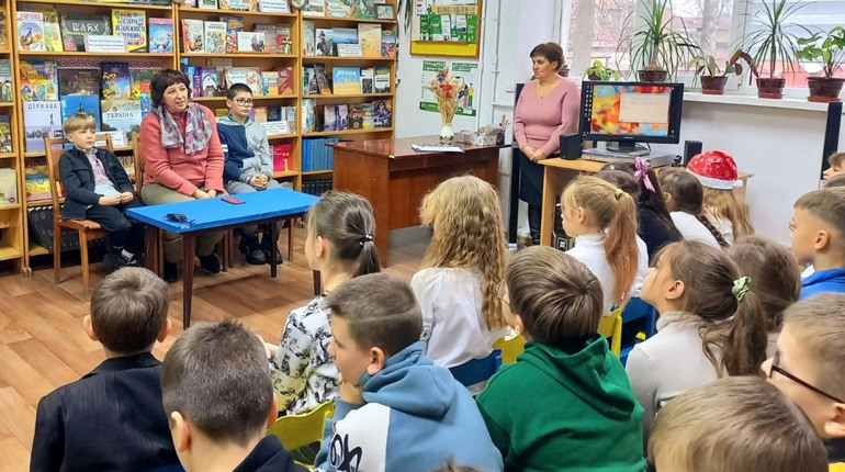У бібліотеці пройшов урок патріотизму «Волонтери – за покликом серця!»