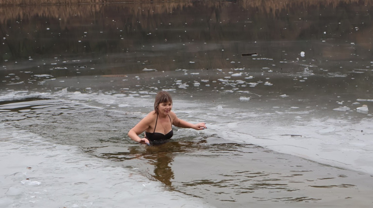 Пірнали попри холод: Водохреще на міському пляжі Південноукраїнська