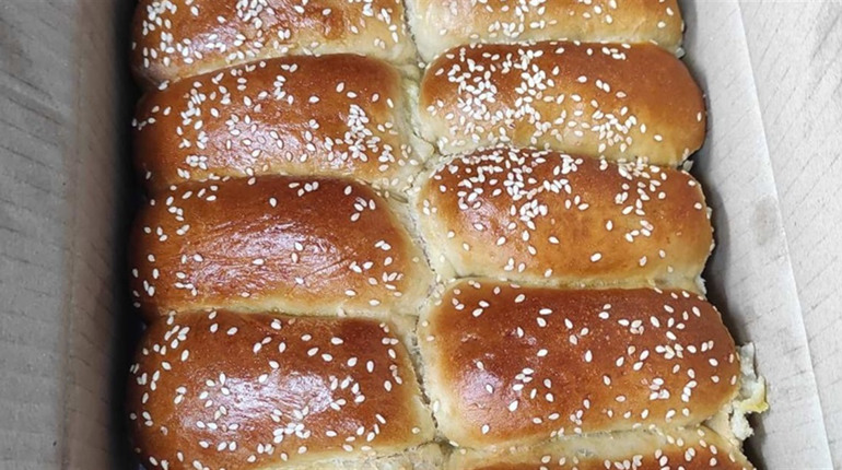 Пиріжки, вареники, маскувальні сітки, устілки: чим допомагають захисникам Посухівка і Антонівка