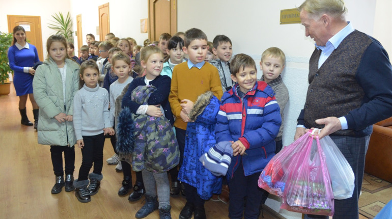 Працівники міської ради допомогли юним миколайчикам зібрати подарунки 