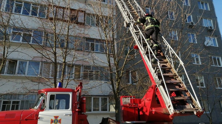 У Вараші врятували дворічну дитину, яка була замкнена у квартирі