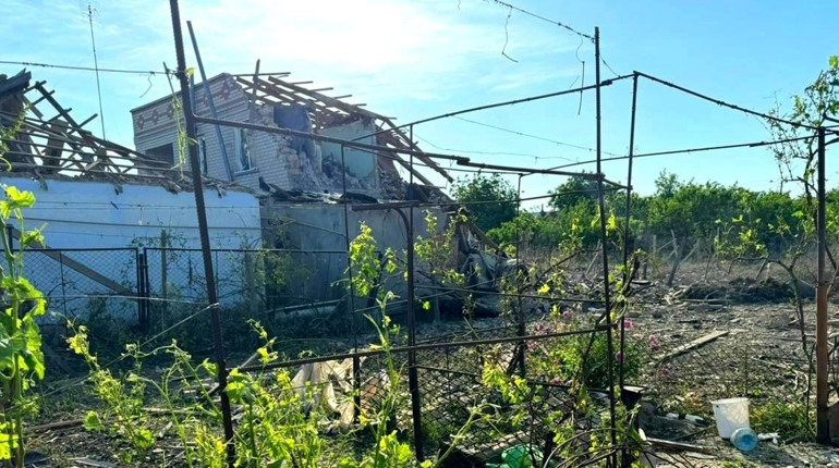 На Херсонщині через ворожі обстріли пошкоджені житлові будинки, стільникова вежа, автівка