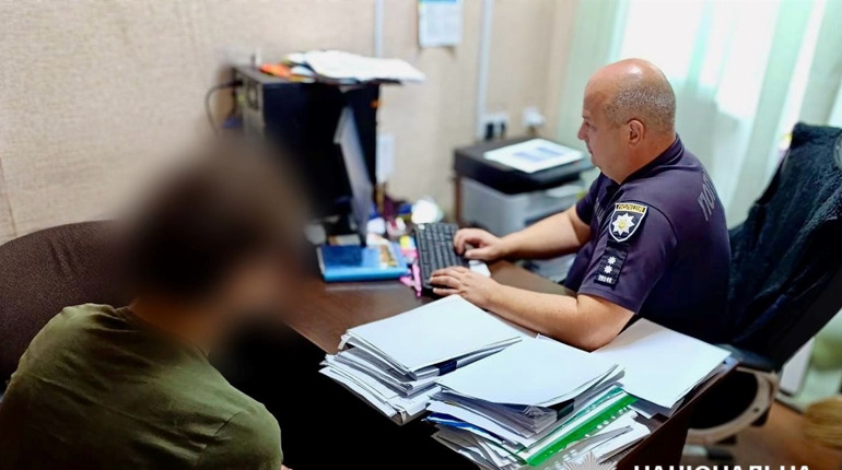 В Одесі підліток у військовій формі з іграшковим пістолетом пограбував перехожого