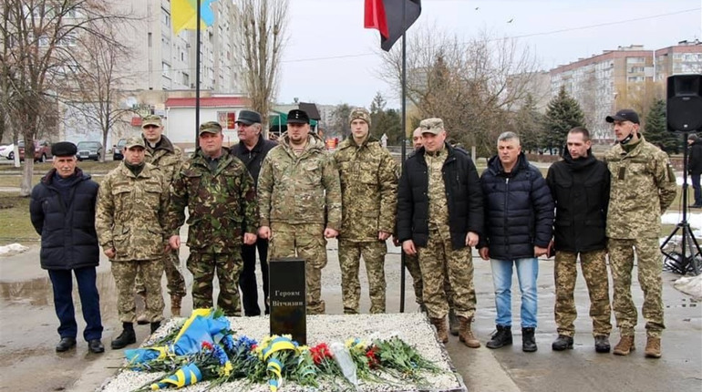 Слава героям! У Нетішині вшанували українських добровольців