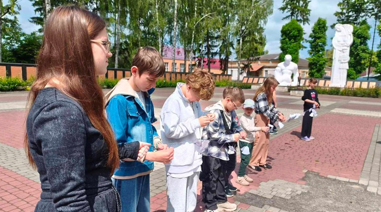 У Старокостянтинівській громаді вшанували пам’ять дітей, чиє життя забрала війна