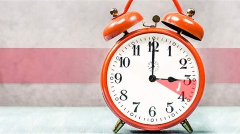 Ніч коротша на годину: чому українці знову переводять годинники у 2026 році