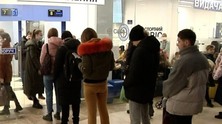 Як біляївцям отримати закордонний паспорт в Одесі. Там черги, а діє комендантська година